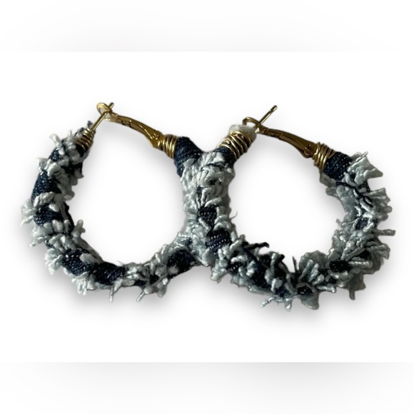 Beautiful loop earrings, handmade with upcycled jeans - Picture 4 of 4